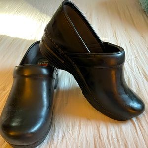 Dansko XP clogs - new without tags